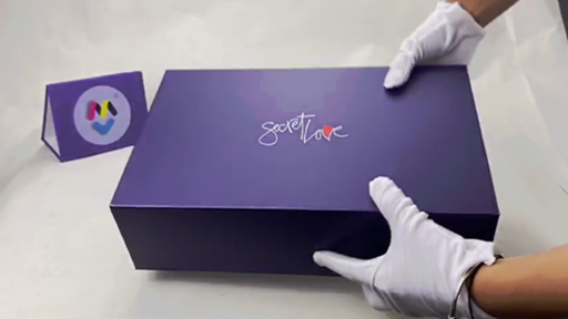 caja de regalo magnética impresa en color púrpura personalizado con  troquelado  EPE espuma