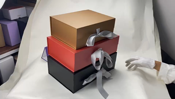 Caja de regalo plegable magnética de la impresión de la tinta metálica ambiental personalizada con cierre de la cinta