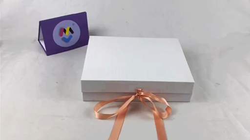 caja de regalo blanca personalizada con revestimiento uv y cierre de cinta