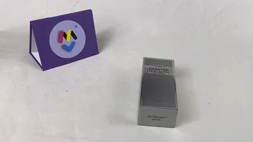 caja de regalo hecha a mano de cartón plateado metalizado con diseño personalizado